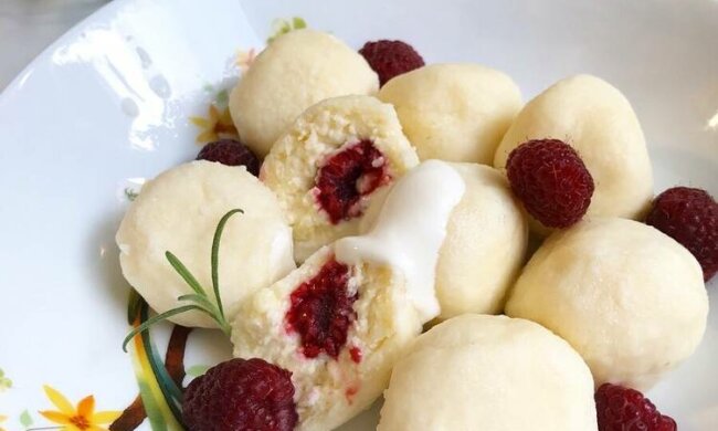 Готовятся за 10 минут: быстрый рецепт ленивых вареников с малиной