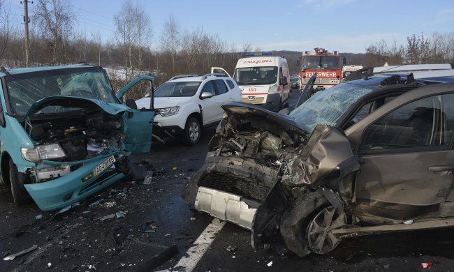 Під Києвом водії влаштували кривавий таран: 7 автівок ущент, є жертви
