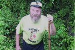 "Я копаю могилу один день на рік": українець уже 27 років готується до смерті у своєму саду