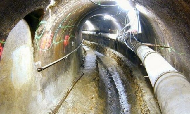 На Дніпропетровщині мати викинула в каналізацію немовля