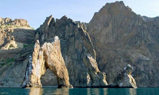 Російські окупанти руйнують Кара-Даг (відео)