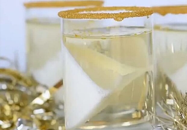 Желе из шампанского в бокалах, скриншот с видео