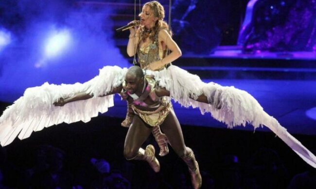 Танці, міні-плаття, ліжко: як легендарна поп-діва відзначила свій ювілей