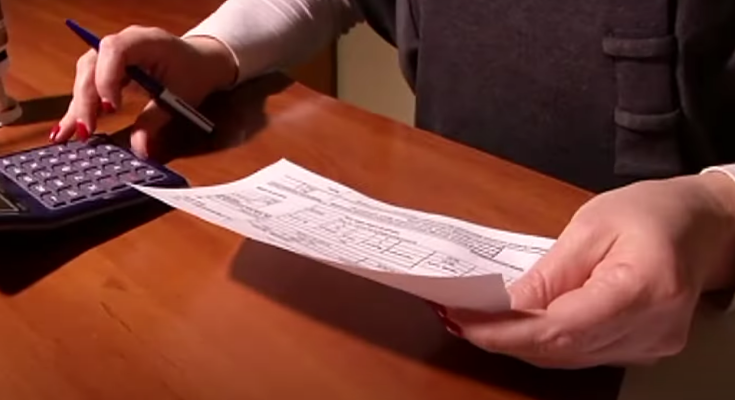 Платежки за коммуналку. Фото: скрин youtube