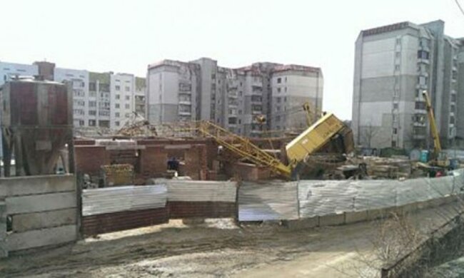 Будівельний кран у Львові впав на житловий будинок (фото)