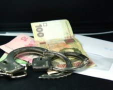 Чиновницу из Ровенской области поймали на взятке