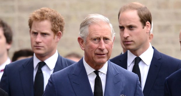 Принц Чарльз весело "пошалил" с королевским малышом: эти кадры войдут в историю