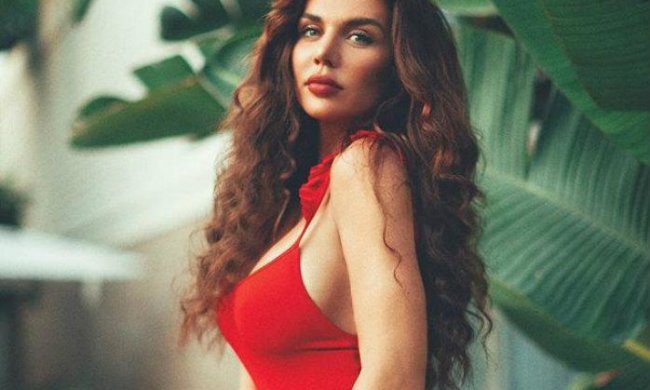 Пузо замість спини: гола Седокова вивалила все через колготки в сіточку