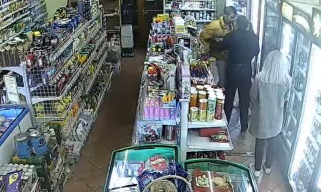 В Ужгороде парень устроил драку ночью в магазине, скриншот