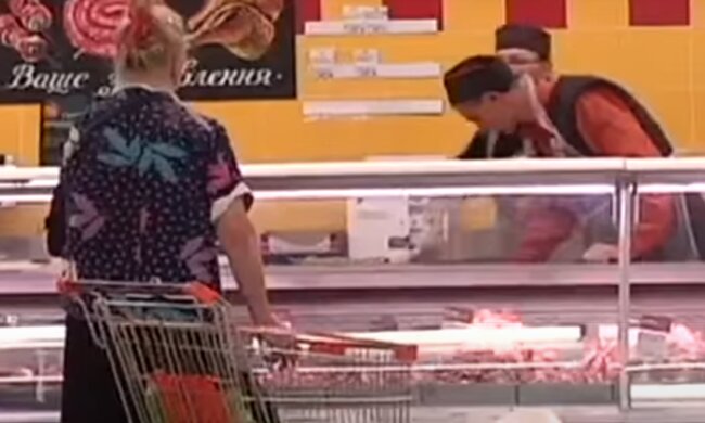 Тернополянка показала огидний "сюрприз" у сардельках з ринку - морожені та гнилі