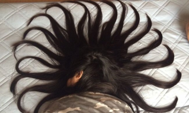 Парень превратил спящую сестру в произведение искусства (фото)