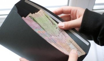 Реальна зарплата українців впала на 20%