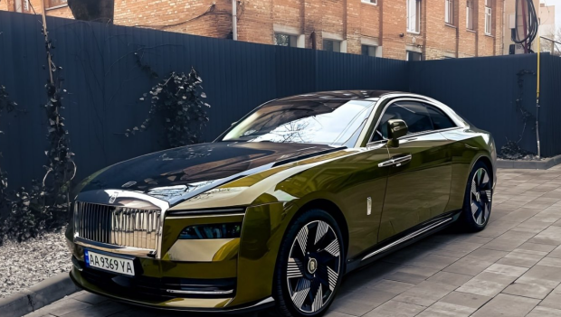 Во время войны 13 украинцев купили электрокары Rolls-Royce за $600 000: некоторые "грелись" в Монако