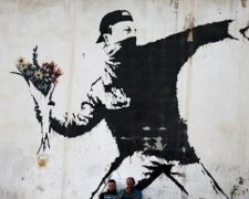 Таємничий вуличний художник Banksy показав обличчя