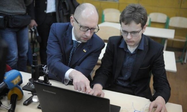 Яценюк буде реформувати школи в хаби