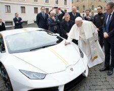 "Свята" автівка за 816 тисяч доларів: Папа Римський продав Lamborghini одним помахом кадила