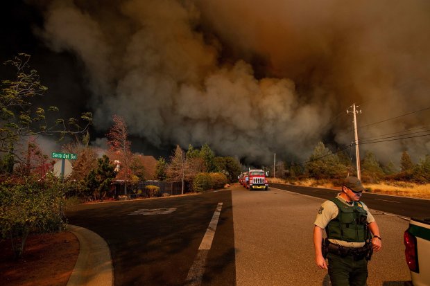 Огненный ад в Калифорнии: спасатели еле справляются, в огне "растворилось" больше тысячи
