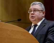Дом на брата, машину на жену, квартиру на сына: запорожский прокурор "гол, как сокол"