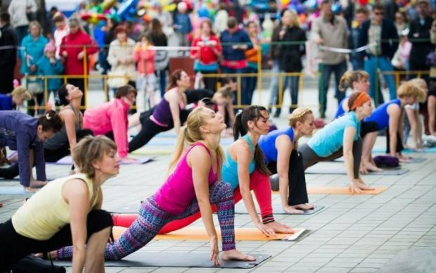 Любители йоги показали грандиозное шоу в центре Киева