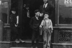Нарівні з дорослими: старовинні фотографії про непросте повсякденне життя американських дітей