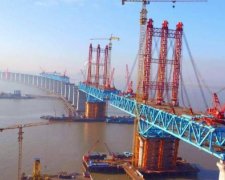 Китайцы строят крупнейший арочный мост: видео