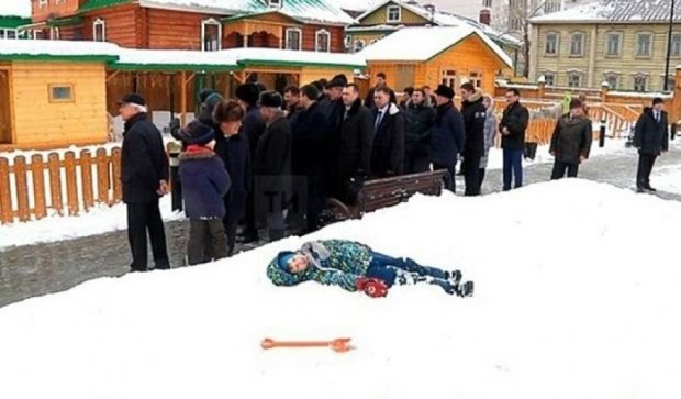 Ребенок прикинулся мертвым при виде российских чиновников