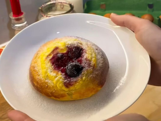 Булочки з сиром та вишнею: фото скрін рецепту