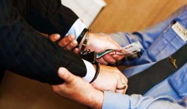 В Полтаве задержали следователя за взятку в 7 тисяч гривен 