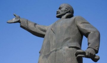 Памятник Ленину подарили депутату райсовета