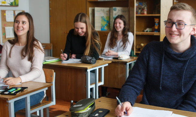 "Я легла на нее, имитируя страсть": вокруг школьного учебника разгорелся интимный скандал, родители лишились сна