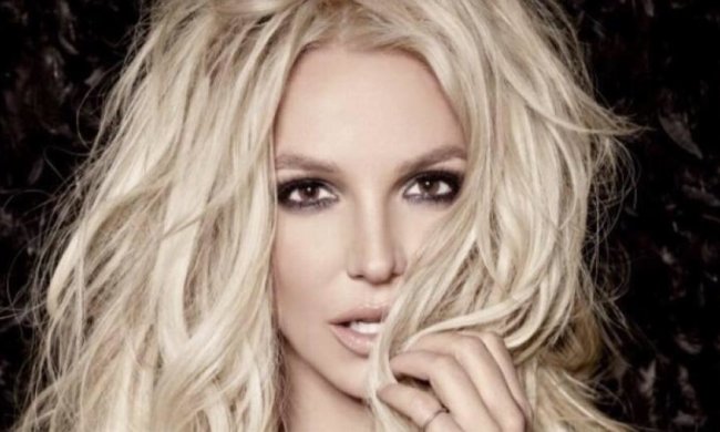 Брітні Спірс позувала топлес на розкішній яхті (ФОТО)