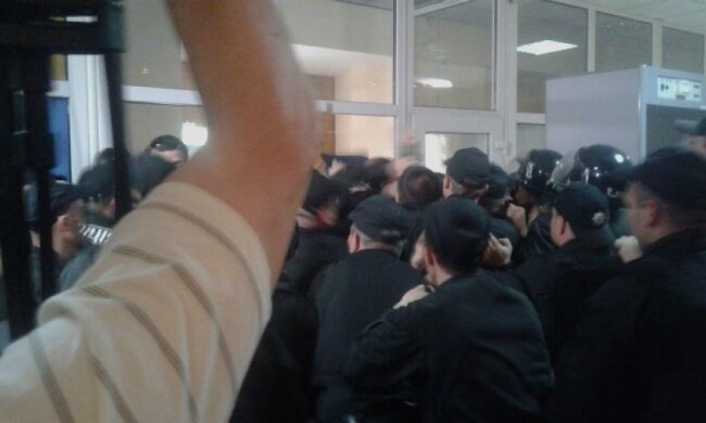 "Правый сектор" пошел штурмом на одесских судей