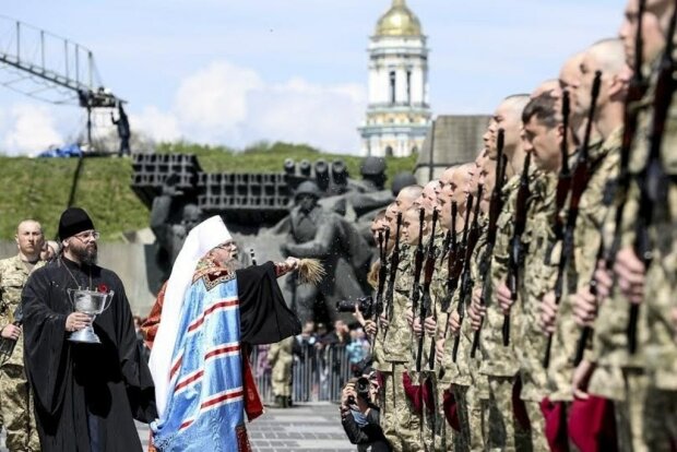 Священникам УПЦ разрешили пастырскую опеку военнослужащих