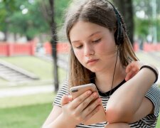 Девочка слушает музыку