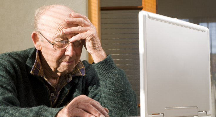 Пенсионер работает за ноутбуком
