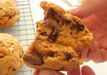 Тыквенное печенье с орехами и шоколадом, кадр с видео