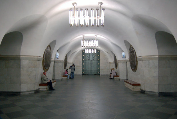 В киевском метро умер мужчина: жуткие кадры