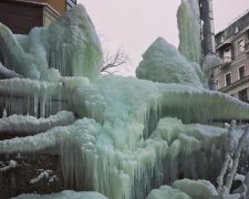 Киян шокувала гігантська бурулька в центрі столиці