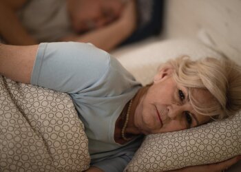 Жінка лежить у ліжку / фото: Freepik