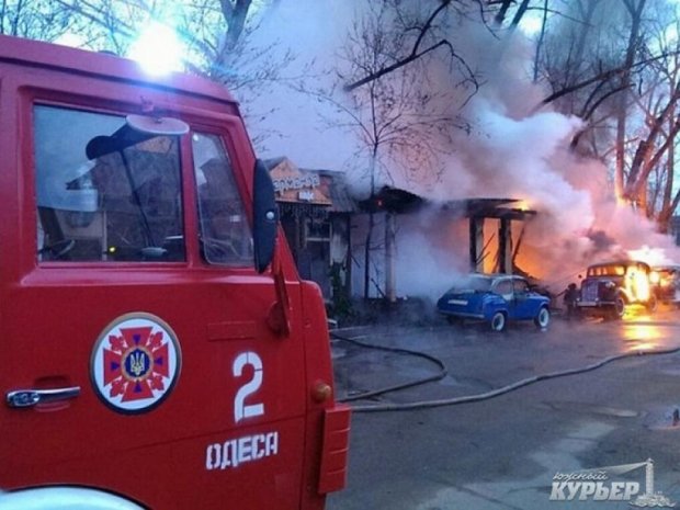 В Одесі згоріло кафе з ретро-автомобілями