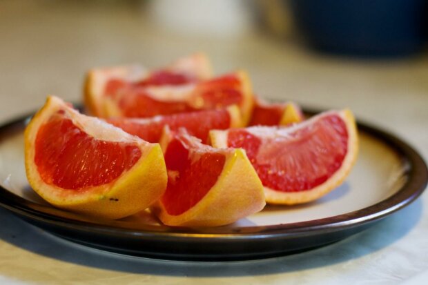 Небезпечні побочки від цитрусів: яку користь і шкоду може нанести грейпфрут здоров'ю людини