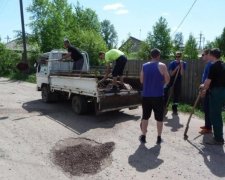 Чи потрібні чиновники? Люди економно вирішили проблему доріг