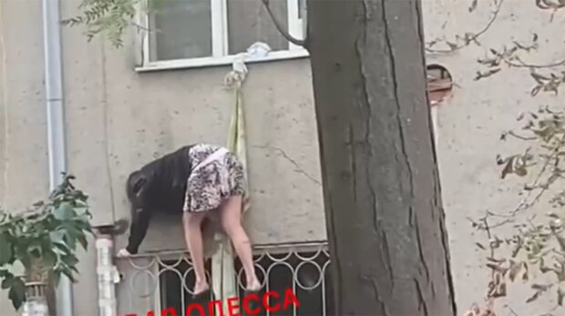 В Одессе женщина пыталась вылезти со второго этажа на простыне, скриншот