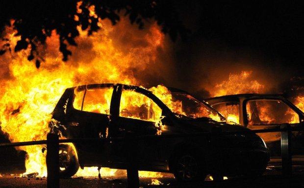 У Києві посеред вулиці спалахнуло авто з пасажирами всередині: горіли живцем