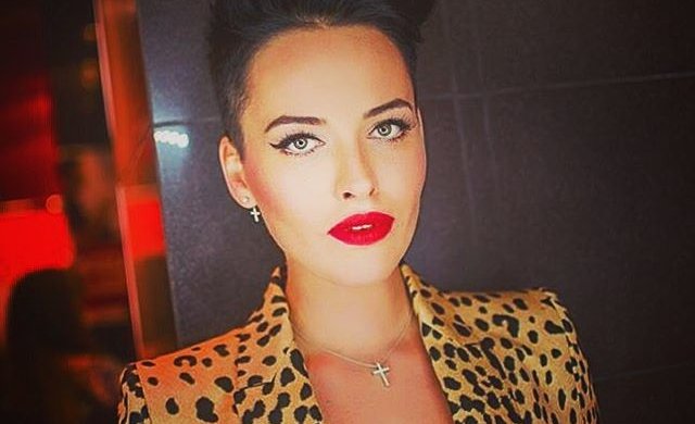 Блондиночка Астаф'єва в рожевій шубці оголила величезне серце: фото 18+