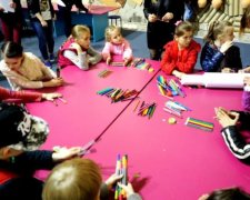 Про що мріють: дітям переселенців влаштували свято у лікарні