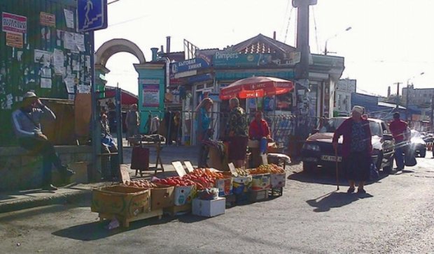 Оккупанты выгоняют торговцев из рынка Симферополя (фото)