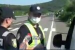 На Закарпатье копы угощают водителей бутылочкой холодной воды, скриншот