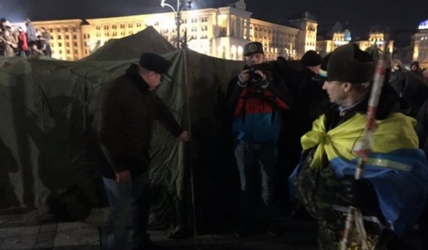 На Майдані в Києві почали ставити намети