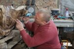 Виготовляє меблі з дерева, фото: скріншот з відео